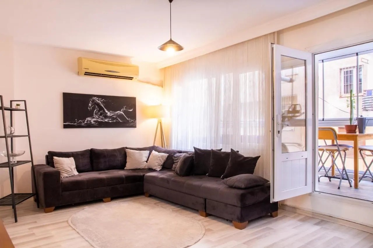 Chic And Convenient Flat In Izmir Apartment