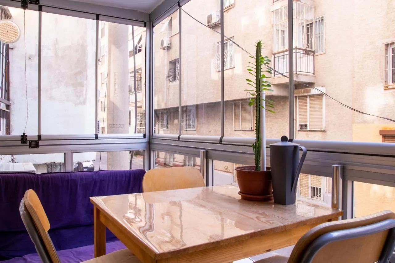 Chic And Convenient Flat In Izmir Apartment